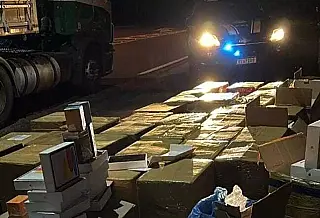 Motorista é preso com mais de 2.400 celulares escondidos em carga de sucata