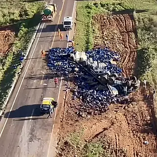Carreta carregada com bebidas capota na MS-377 e deixa uma vítima fatal