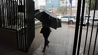 Chuva marca domingo de eleição em Campo Grande