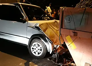 Nova Andradina - Condutor bate carro em caçamba de entulho no Residencial Portal do Parque