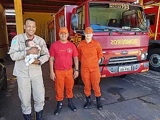 Bombeiros salvam bebê de 40 dias após engasgo durante amamentação
