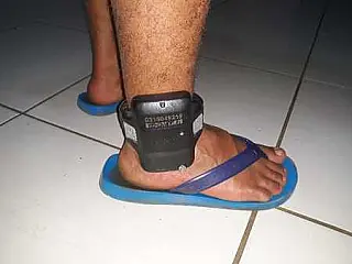 Homem é detido após corta tornozeleira eletrônica e usar documento falso.