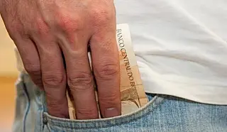Com salário de junho e antecipação do 13º Governo quer movimentar economia