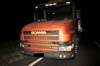 VW Gol tem roda arrancada ao colidir na lateral de carreta em Nova Andradina