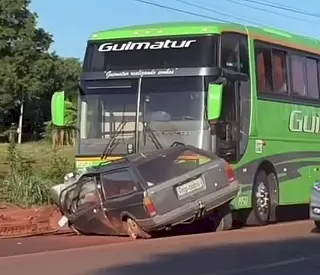 Colisão entre ônibus e carro é registrada na MS-276