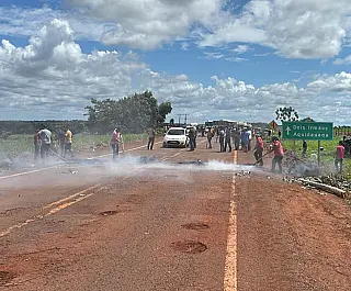 Indígenas bloqueiam MS-162 e pedem recapeamento da via