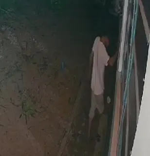 Homem com perna amputada pula muro para furtar escola e é indiciado pela Polícia Civil
