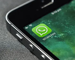 Mulher registra boletim de ocorrência após suspeita de golpe pelo WhatsApp