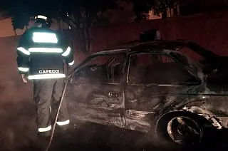 Bombeiros atende ocorrência de incêndio em carro no Bairro Guiray