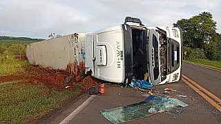 Buraco na pista causou tombamento de carreta, segundo motorista