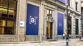 Bolsa cai mais de 17% após vitória de Lula e B3 suspende negociações