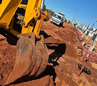 Loteamento Água Azul recebe saneamento em mutirão da Sanesul