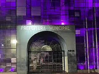 Prefeitura de Santa Fé do Sul ilumina fachada em apoio ao Agosto Lilás