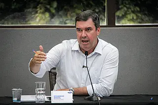 Riedel abre vantagem histórica e caminha para vitória no primeiro turno