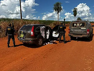 Motorista foge após perseguição e abandona carro com cigarros contrabandeados
