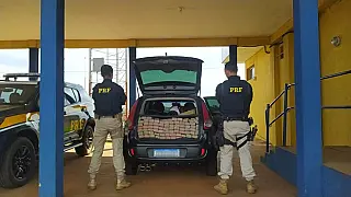 Casal é preso pela PRF após ser flagrado com mais de 530 kg de drogas