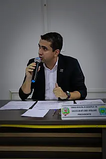Câmara debate melhorias em escola, iluminação pública e falhas nos Correios