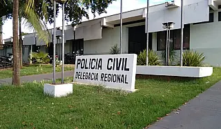 Mulher pede água e furta celular de morador