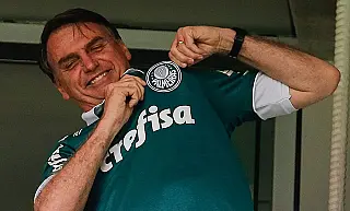 Bolsonaro vê jogo do Palmeiras com protestos e apoio de torcedores