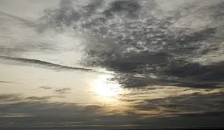 Previsão indica sol, chuva e máximas de 32°C para esta quinta-feira.