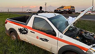 Colisão lateral entre Fiat Strada e caminhão deixa motorista ferido na MS-141 entre Ivinhema/Naviraí