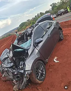 Corolla fica destruído após colisão com caminhão na BR-158