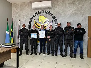 Coronel David entrega Moção de Congratulação ao DOF
