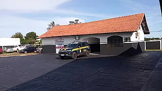 PRF apreende maconha que estava escondida em bacias no bagageiro de um ônibus