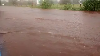 Chuva provoca alagamentos na Avenida João Pedro Pedrossian em Aparecida do Taboado