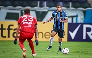 Com 3 de Diego Souza, Grêmio massacra e encaminha classificação na Libertadores
