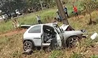 Dois adultos e criança morrem em colisão entre carro e caminhonete na fronteira