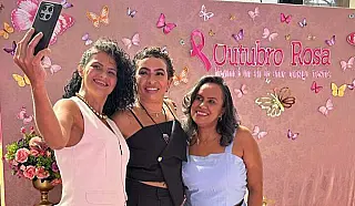 Mulheres que venceram o câncer desfilam e inspiram esperança