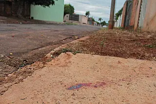 Homem sem identificação é encontrado morto com facada no pescoço