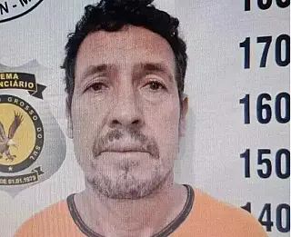 Homem que matou esposa na frente dos filhos se entrega à polícia