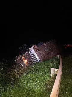Caminhão tomba na BR-376 entre Ivinhema e Amandina