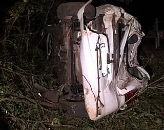 Motorista morre após bater carro em árvore e ser arremessado na MS-276