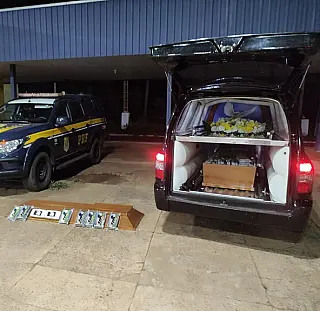 Carro funerário é flagrado transportando 162 kg de cocaína dentro de caixão