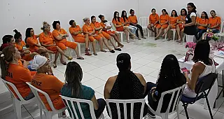 Atividades em presídios femininos de MS levam atenção e cuidados para o combate ao câncer de mama