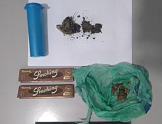Jovens são detidos na praça da igreja matriz portando drogas