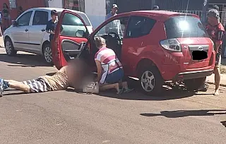 Ciclista vai parar embaixo de carro após acidente de trânsito em Caarapó