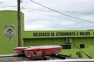 Jovem é agredida com rodo e rastelo pelo companheiro