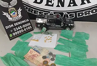 Mãe e filho são presos embalando drogas para venda