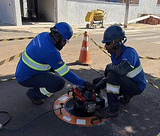 Teste com fumacê é realizado na rede de esgoto de Inocência