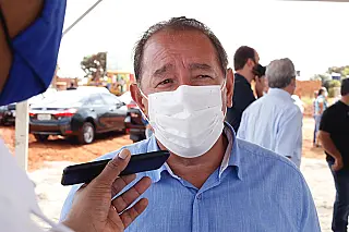 Em ato de lançamento de obras, Gerson Claro solicita a Reinaldo, asfalto na MS-455