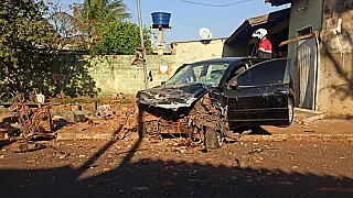 Trio rouba carro comprado há dois dias, bate veículo em muro de casa e foge