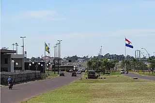 Caminhoneiro é sequestrado em MS e liberado na fronteira Brasil-Paraguai.