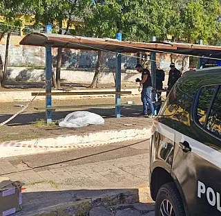 Homem é executado com dois tiros na cabeça em ponto de ônibus de Corumbá