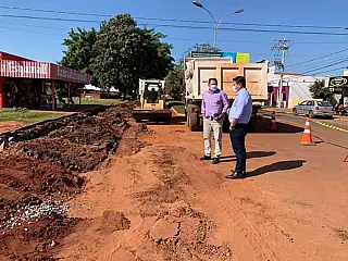 Prefeito André Nezzi e representante do Governo de MS conferem andamento de obra em Caarapó