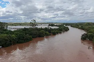 Rio Dourados ultrapassa cota de alerta e nível do Rio Pardo continua subindo