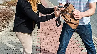 Trabalhadora é assaltada perto de ponto de ônibus